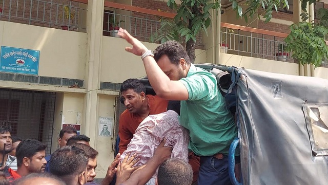 আদালত চত্বরে বিক্ষোভ, ছাত্রদল নেতা আটক