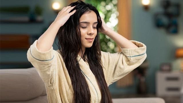 চুলে প্রতিদিন তেল ব্যবহার করেন? জেনে নিন কী হয়