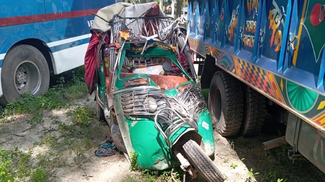 উল্টো পথে আসা ট্রাকের ধাক্কায় মুচড়ে গেল অটোরিকশা, নিহত ২