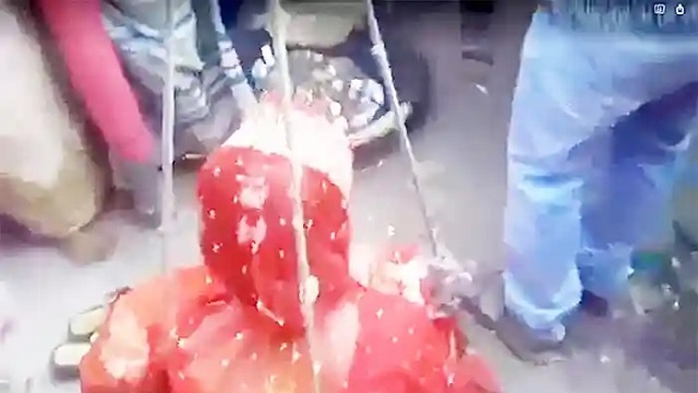 দাঁড়িপাল্লায় মেপে কনের ওজনের সমপরিমাণ কয়েন বরকে উপহার