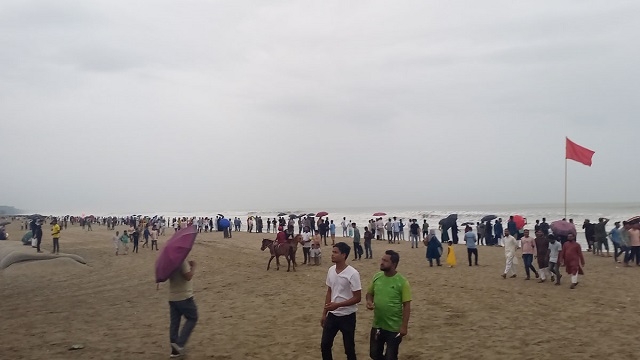 ‘মোখা দেখতে’ কক্সবাজার সৈকতে পর্যটকের ভিড়