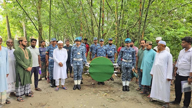  কুমিল্লায় মাহতাবের সমাধিতে বিমানবাহিনীর শ্রদ্ধা