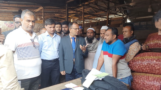 পেঁয়াজের দাম বেশি নেওয়ায় ২ প্রতিষ্ঠানকে জরিমানা