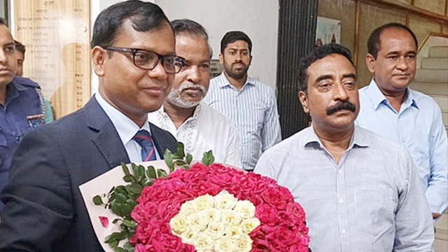 ডিসি পদ নিয়ে সচিবালয়ে হট্টগোল: শাস্তি পাচ্ছেন যে ১৭ জন
