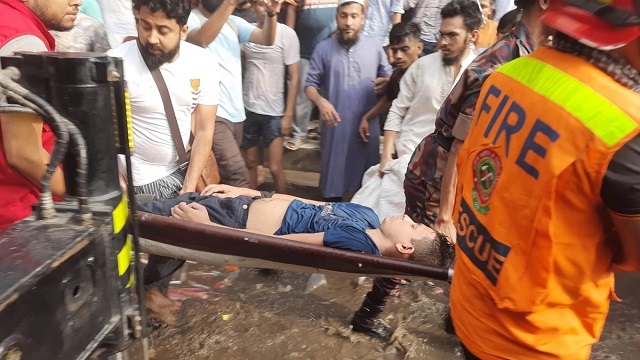 নিউ সুপার মার্কেটে অগ্নিকাণ্ডে অসুস্থ ১৯ জনকে নেওয়া হয়েছে ঢামেকে