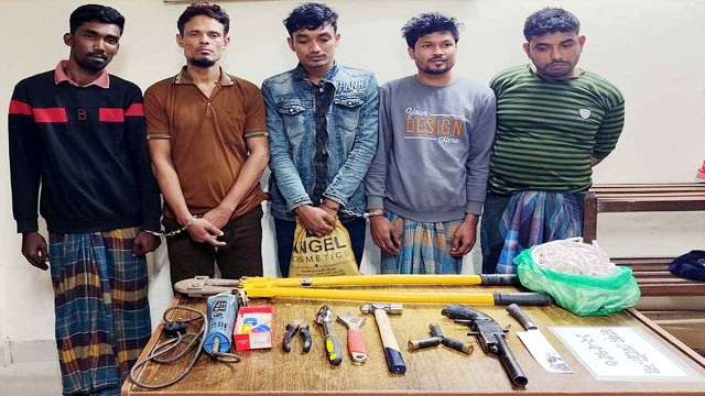 চাঁদপুরে যৌথ বাহিনীর অভিযানে অস্ত্রসহ আটক ৫