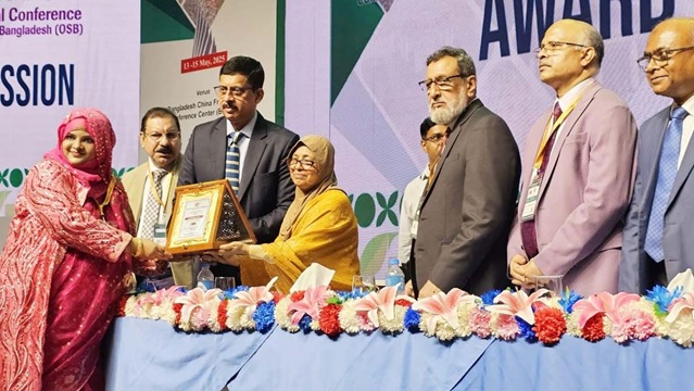 চোখের চিকিৎসায় শ্রেষ্ঠত্বের স্বীকৃতি পেলেন ১৭ চিকিৎসক