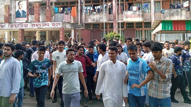 হাইকোর্ট না ডাকসু? স্লোগানে উত্তাল ঢাবি