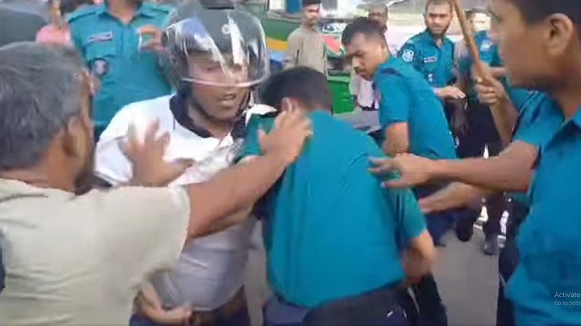 প্রেসক্লাবের সামনে পুলিশের মারধরের শিকার সাংবাদিকরা