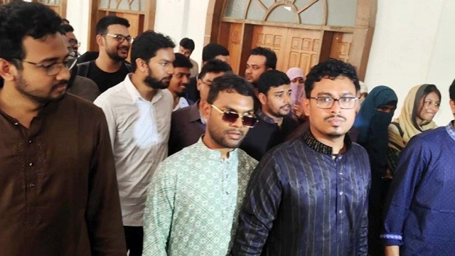 মনোনয়ন ফরম সংগ্রহ করতে সিনেটে শিবিরের নেতাকর্মীরা