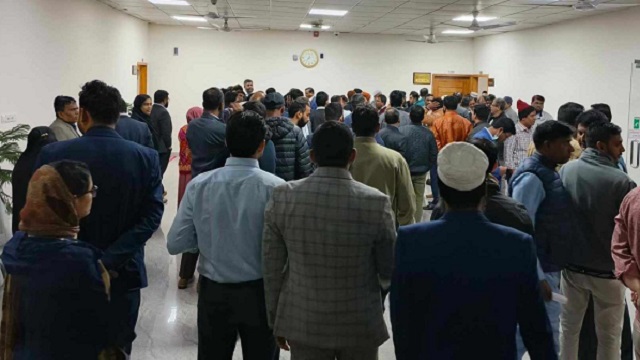 কর্মকর্তার বিরুদ্ধে ব্যবস্থা নিতে ইসি সচিবের কক্ষের সামনে হট্টগোল