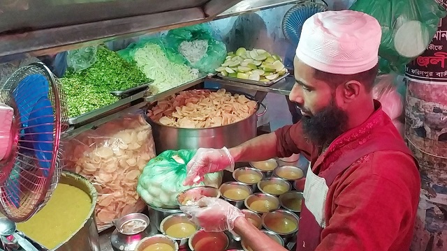 ৪ ঘণ্টায় ৩০ হাজার টাকার চটপটি বিক্রি করেন মামুন
