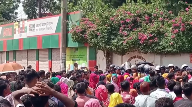 আশুলিয়ায় শ্রমিকদের সড়ক অবরোধ, ১৫ পোশাক কারখানায় ছুটি ঘোষণা