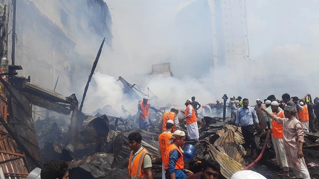 ফায়ারের দাবি আগুন নিয়ন্ত্রণে, বঙ্গবাজারজুড়ে ধোঁয়ার কুণ্ডলী