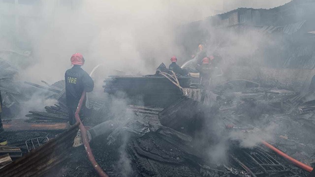 রাজধানীর রামপুরায় ভয়াবহ আগুনে পুড়ল সিএনজি গ্যারেজ