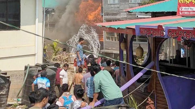 সাড়ে ৪ ঘণ্টায়ও নিয়ন্ত্রণে আসেনি আগুন, পুড়ে গেছে ৭০টি রিসোর্ট   