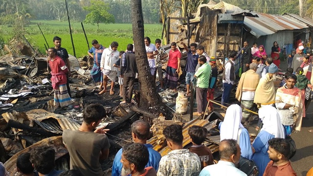 পিরোজপুরে আগুনে ৫০টি দোকান পুড়ে ছাই