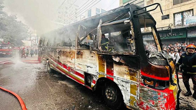 বিজয়নগরে বাসে আগুন