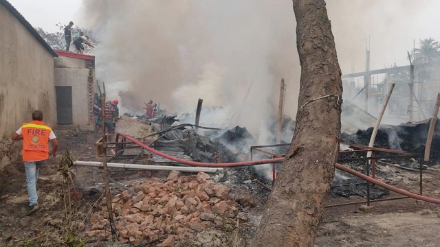 সাভারে বিস্কুট কারখানা ও ঝুটের গুদামে আগুন