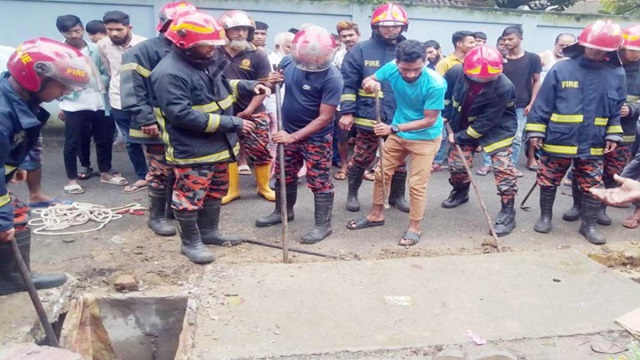 ড্রেনের ভেতর গোঙানির শব্দ, স্ল্যাব ভেঙে যুবককে জীবিত উদ্ধার