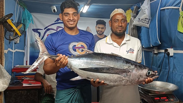 কুয়াকাটায় জেলের জালে ধরা পড়ল ১৮ কেজির টুনা মাছ
