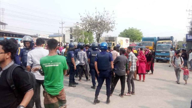 গাজীপুরে বকেয়া বেতনের দাবিতে শ্রমিকদের অবরোধ