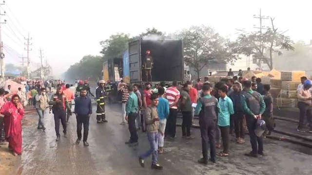 গাজীপুরে ২ কাভার্ডভ্যানে আগুন