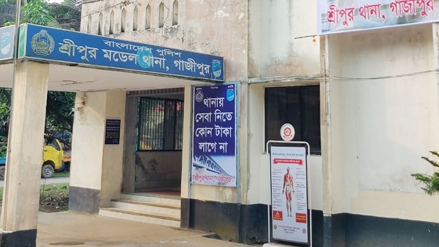 স্ত্রীকে হত্যা করে মেয়েকে নিয়ে পালালেন স্বামী