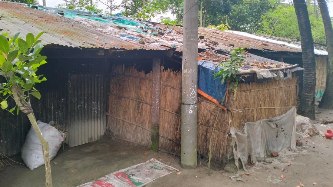 ঝড়বৃষ্টিতে আশ্রয়ণ প্রকল্পের ঘরে কাটছে নির্ঘুম রাত