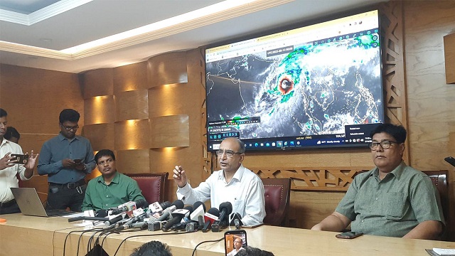 সেন্টমার্টিনে কাঁপছে ভবনগুলো, বাতাসের গতি ১০০ কিমি