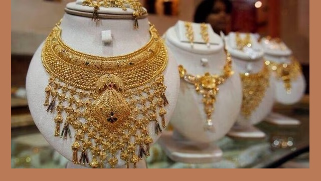 সোনার দাম আরও কমল
