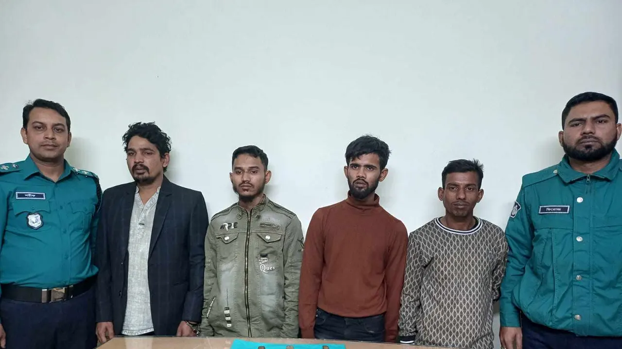 গুলিস্তান থেকে অস্ত্রসহ ৪ ছিনতাইকারী গ্রেপ্তার 