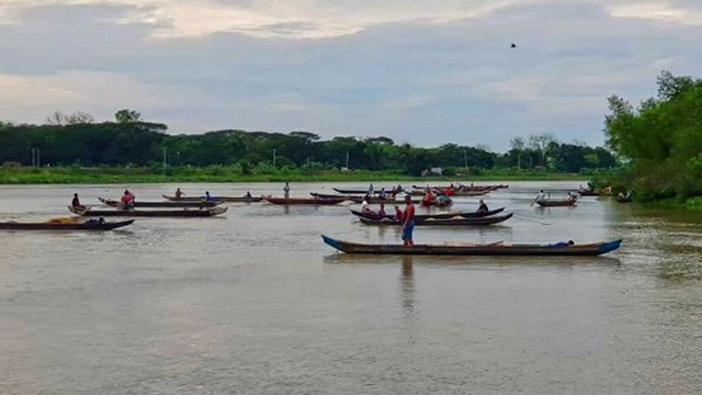 হালদা নদীর শাখা খাল থেকে মৃত ডলফিন উদ্ধার