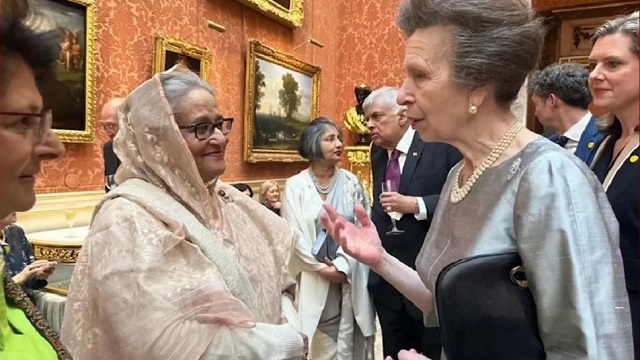 লন্ডনে বিশ্ব নেতাদের সাথে প্রধানমন্ত্রীর কুশল বিনিময়
