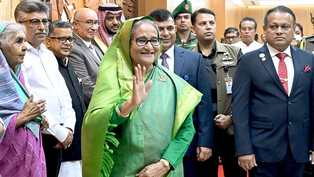 ওমরাহ পালন শেষে দেশে ফিরেছেন প্রধানমন্ত্রী