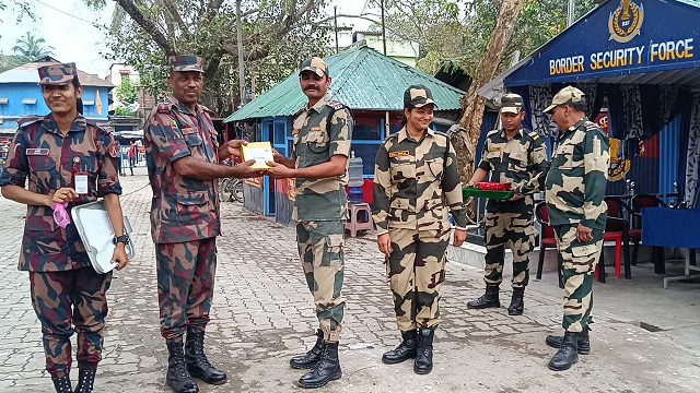 হিলি সীমান্তে বিজিবি-বিএসএফের মিষ্টি বিনিময়