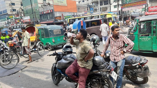 গরমে হাঁসফাঁস ঢাকা, তাপমাত্রা ছুঁয়েছে ৩৫ ডিগ্রি সেলসিয়াসে