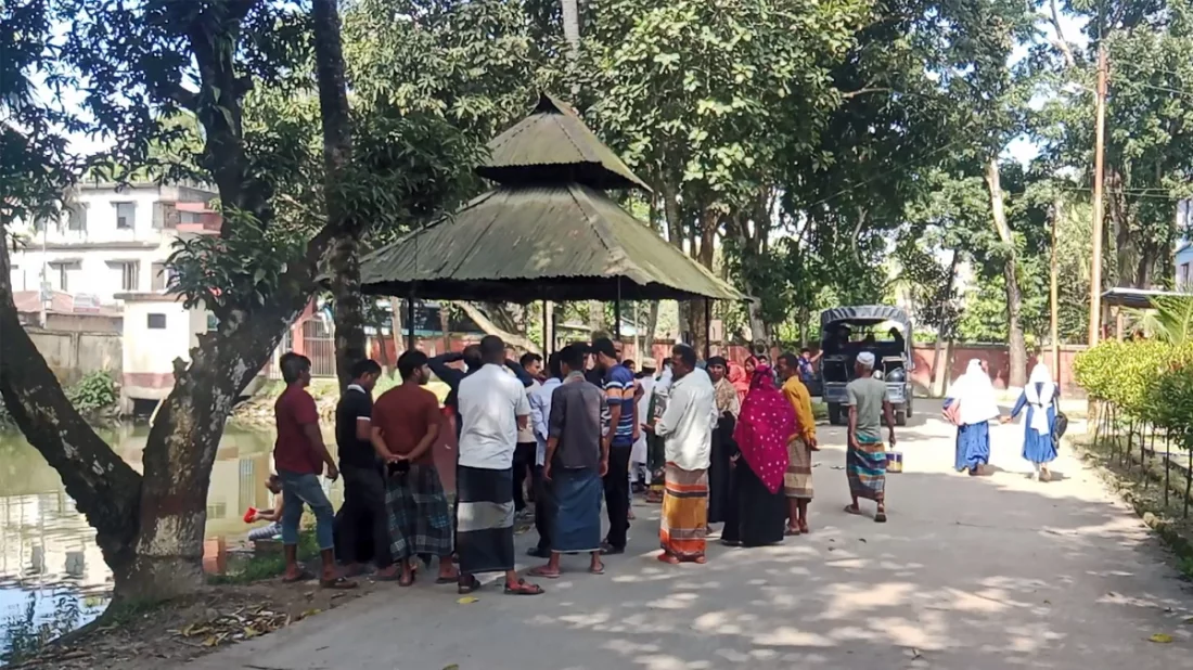 ঘরের চালে ঢিল ছুঁড়ে বাড়িতে প্রবেশ, গৃহবধূকে হত্যা