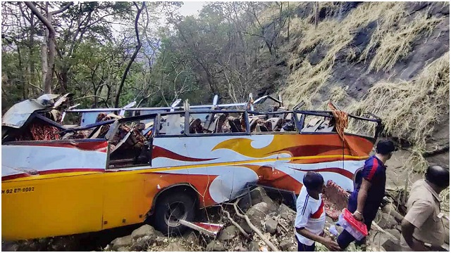 ভারতে গিরিখাতে বাস পড়ে কমপক্ষে নিহত ১২