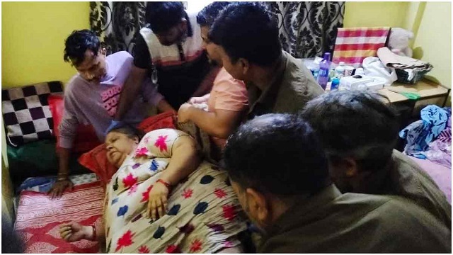 বিছানা থেকে পড়ে গেলেন ১৬০ কেজি ওজনের নারী, টেনে তুলতে লঙ্কাকাণ্ড