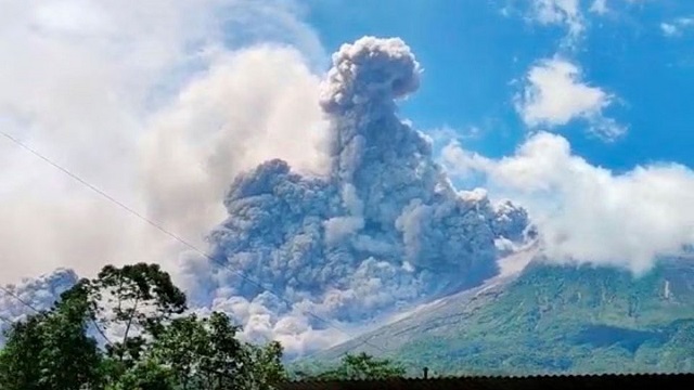 ৩৫০ প্রাণ নেওয়া ইন্দোনেশিয়ার সেই আগ্নেয়গিরিতে নতুন বিস্ফোরণ