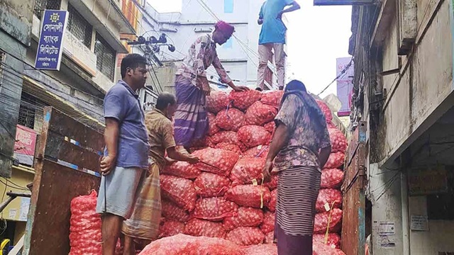‘সরবরাহ কম’ অজুহাত, কৃষকের পেঁয়াজ সব বেপারীদের দখলে