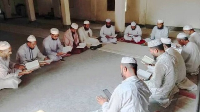মৃতের জন্য টাকা দিয়ে কুরআন খতম করানো জায়েজ?