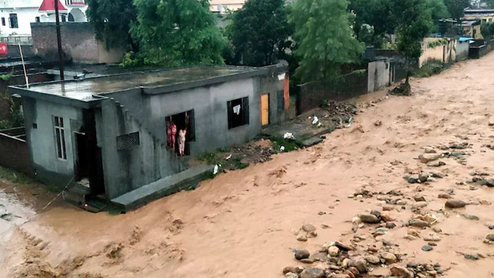 মেঘভাঙা বৃষ্টিতে বিপর্যস্ত জম্মু-কাশ্মীর, স্কুল বন্ধের নির্দেশ