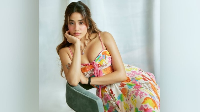 পরম সুন্দরী জাহ্নবী