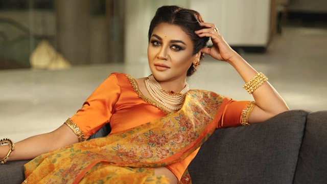 কলকাতা ফিল্মফেয়ারে ‘ট্র্যাডিশনাল কুইন’ জয়া