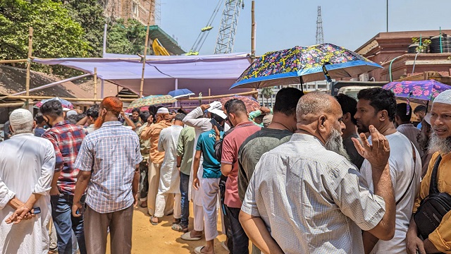 জেলা প্রশাসনের তথ্য কেন্দ্রে ক্ষতিগ্রস্ত ব্যবসায়ীদের দীর্ঘ লাইন
