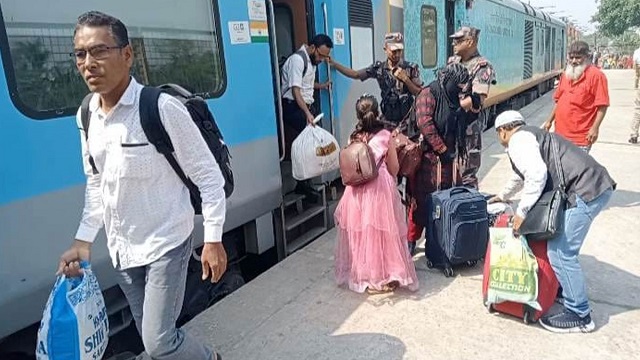 চোরাকারবারীদের দখলে ‘বন্ধন এক্সপ্রেস’, ব্যাহত আন্তর্জাতিক রেলসেবা