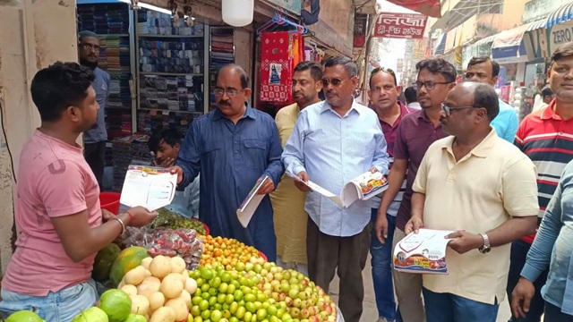 রমজানে দ্রব্যমূল্য স্বাভাবিক রাখতে ব্যবসায়ীদের লিফলেট বিতরণ