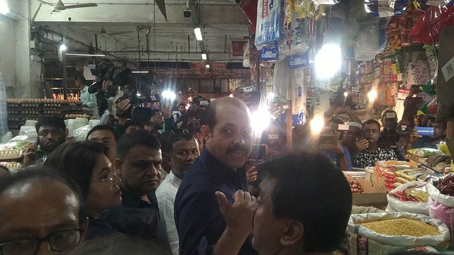 বাজারে ঢুকে মেয়র বললেন ‘দাম বেশি নিলে দোকান বন্ধ’
